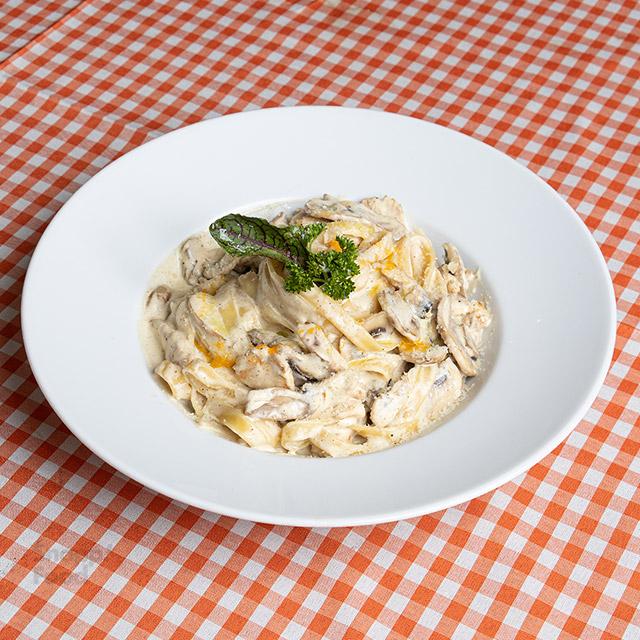 پاستا فتوچینی مرغ با سس خامه