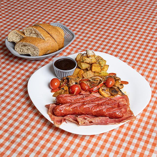 بشقاب سوسیس و بیکن